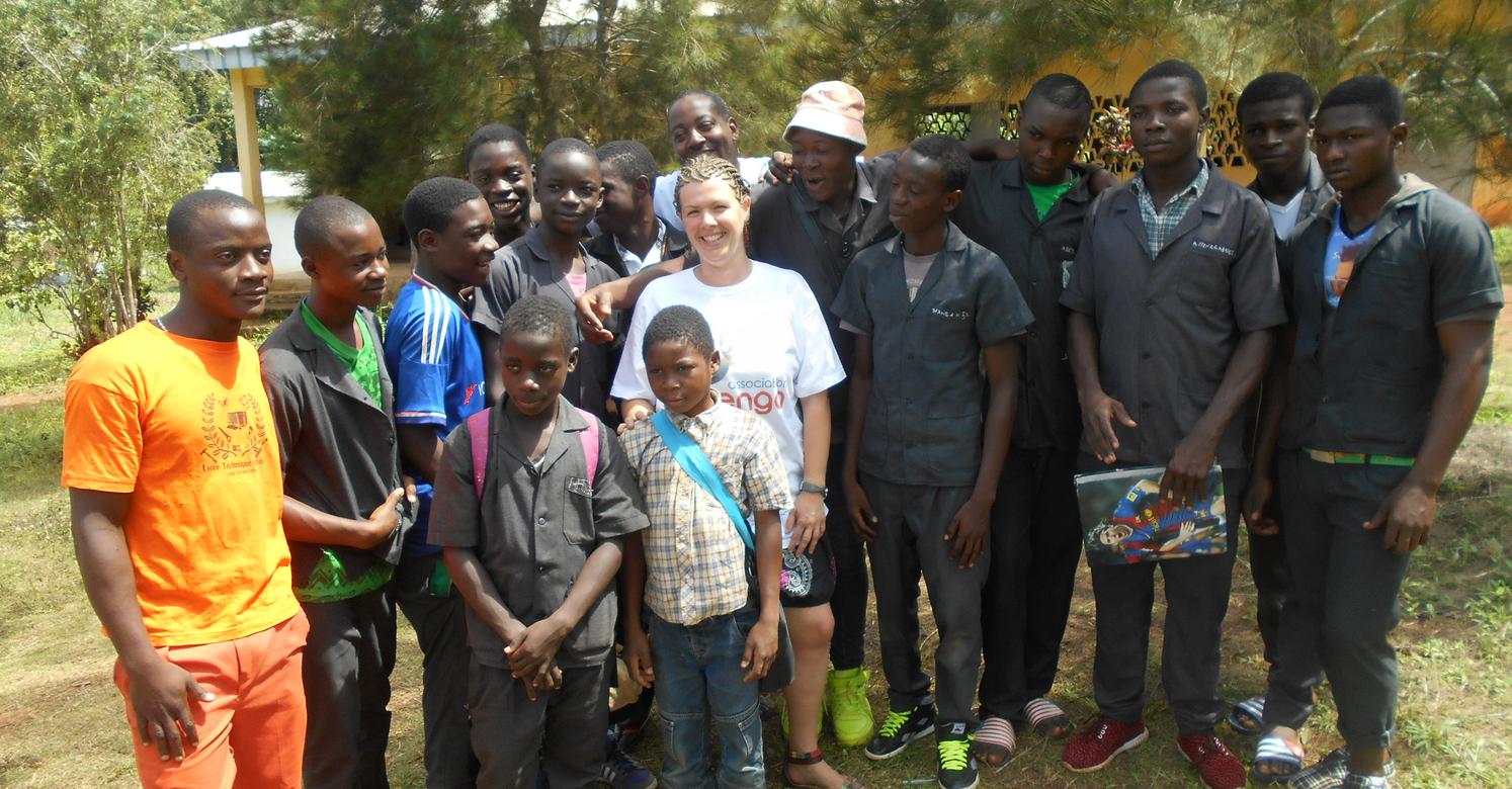 Laétitia avec les enfants d'un orphelinat